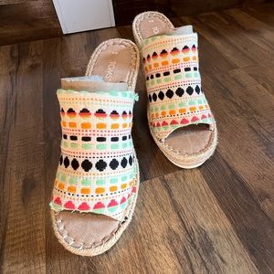 Toms Monica Mule Wedge Natural Global Woven Size 8. Tan and Multi Color.